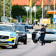 Polisens tekniker på plast efter mordet.  Söderleden i Linköping stängdes av i samband med insatsen. 