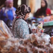 Människor handlar inför Ramadan i Kairo, Egypten. 