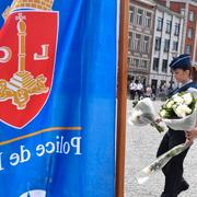 Poliser sörjer sina kollegor.