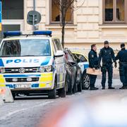 Polis utanför skolan i Kristianstad där knivdådet ägde rum. 