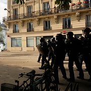 Kravallpolis under demonstrationerna i Paris.