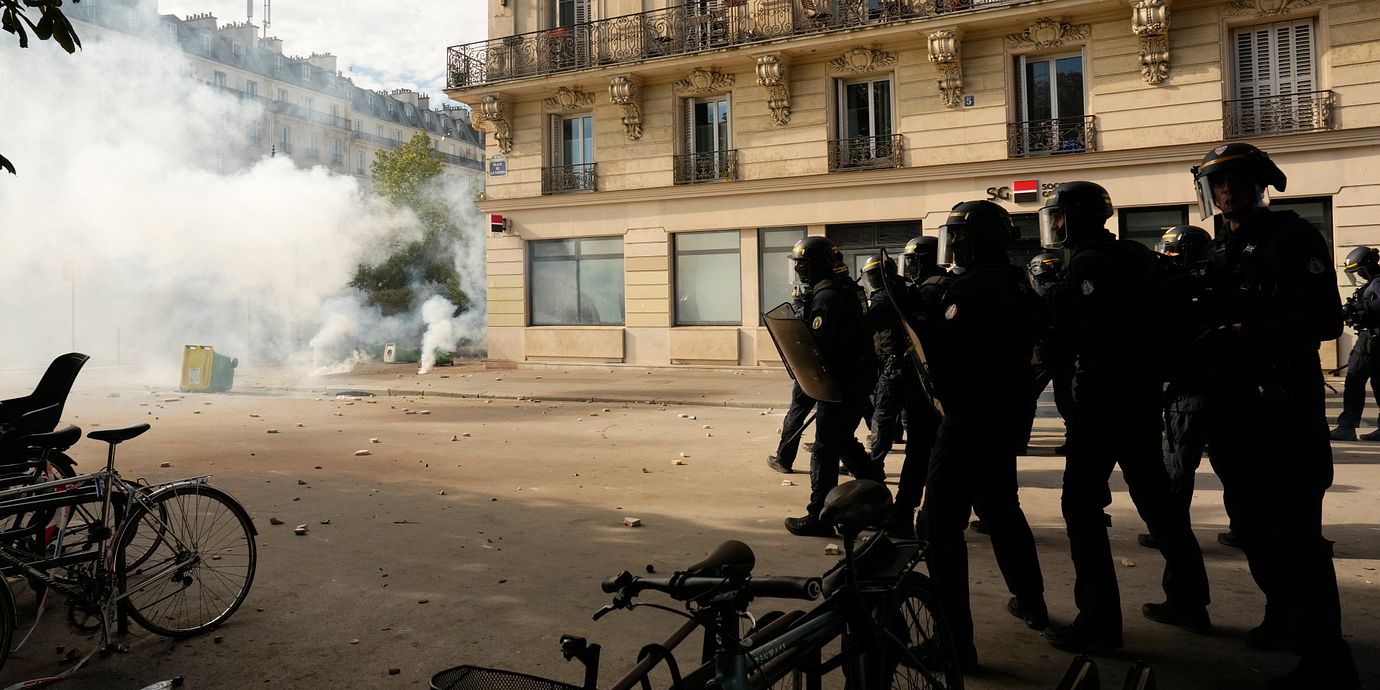 Kravallpolis under demonstrationerna i Paris.