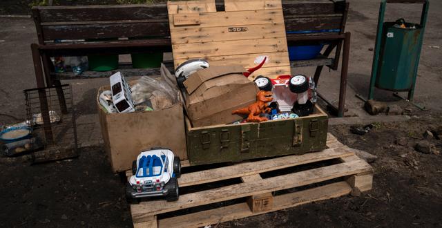 Leksaker i en ammunitionslåda i Butja utanför Ukrainas huvudstad Kyiv, 8 april 2022.  Rodrigo Abd / AP