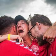 Danska supportrar firar efter Mikkel Damsgaards 1–0-mål mot England.