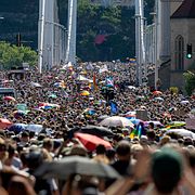 Tusentals personer valde att gå i pridetåget i Ungern förra året, trots förbudet.