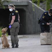 Polis på brottsplatsen måndags.