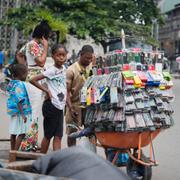 En man säljer telefonprylar i Nigerias huvudstad Lagos i början av september.