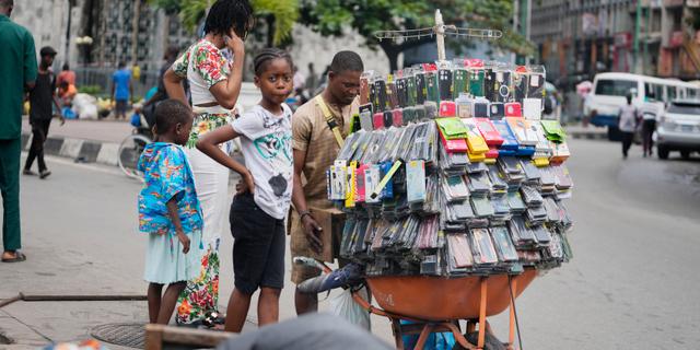 En man säljer telefonprylar i Nigerias huvudstad Lagos i början av september. Sunday Alamba / AP