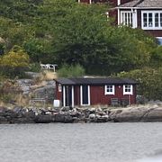 Polisen på plats vid ön.