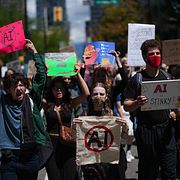 Demonstration mot AI-center i Vancouver, Kanada. 27 juni 2026.