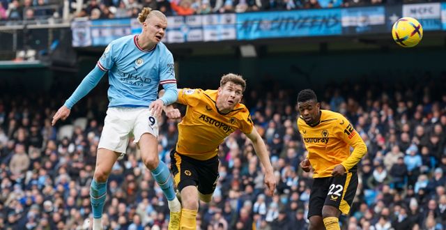 Manchester City's Erling Haaland, left, heads the ball to score his side's opening goal during the English Premier League soccer match between Manchester City and Wolverhampton at the Etihad Stadium in Manchester, England, Sunday, Jan. 22, 2023. (AP Photo/Dave Thompson)  XDB121 Dave Thompson / AP
