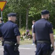 Minnesplats med blommor, dagen efter olyckan där en ung pojke dog efter att blivit påkörd när han cyklade i Märsta.