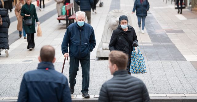 Personer med munskydd på Drottninggatan i Stockholm. Fredrik Sandberg/TT / TT NYHETSBYRÅN