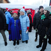 Socialdemokraternas partiledare Magdalena Andersson (S) besöker Jokkmokks marknad.