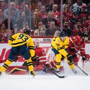 Mika Zibanejad, Rickard Rakell och Mattias Ekholm of Sweden utmanar målvakten Jordan Binnington.