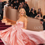 Nikki Glaser, kvällens värdinna, anländer till Golden Globe-galan på söndagen.