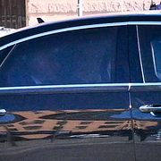 Troligen färdades Irans exilprins Reza Pahlavi i en poliskortege under söndagen.