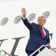 Donald Trump går ombord på sitt flygplan Air Force One under torsdagen.