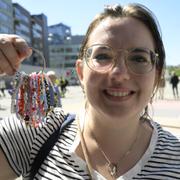 Eva Bauer från Tyskland med sina swiftie-vänskapsband utanför Friends Arena.