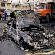 En bil på en gata i Teheran efter attacken.