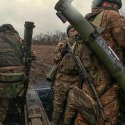 Ryska soldater på ett lastbilsflak i Ukraina. Bilden har släppts av den ryska militären. 