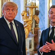 Donald Trump får en rundtur av Emmanuel Macron i Versailles.