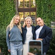 Socialdemokraternas partiledare Magdalena Andersson förtidsröstar tillsammans med influerarna Alice Stenlöf och Klara Elvgren är på plats