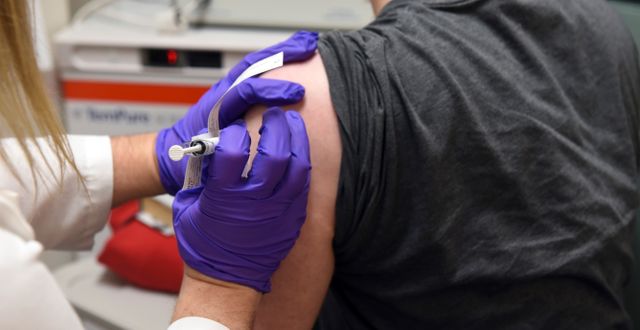 Försöksperson får Pfizers vaccin under test i USA.  TT NYHETSBYRÅN