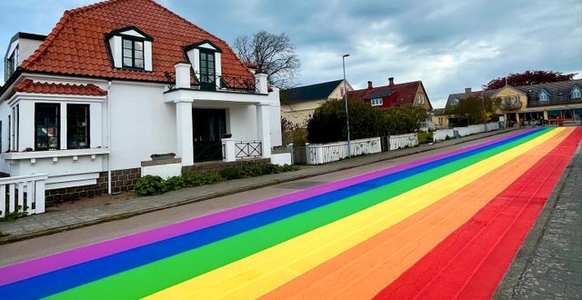 Höganäs kommun firar regnbågsflaggan med en hel gata i regnbågens färger. Facebook/Höganäs kommun