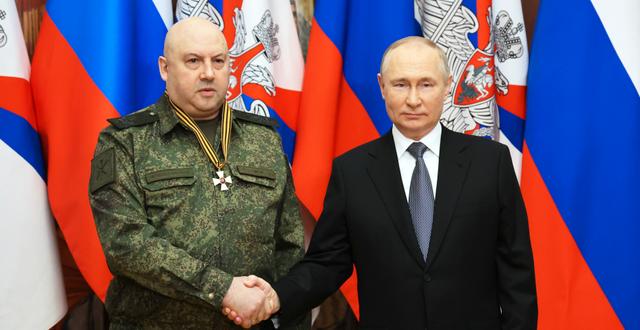 Sergej Surovikin och Vladimir Putin 2022.  Mikhail Klimentyev / AP