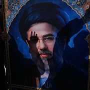 Folk håller ett porträtt av Irans nya högste ledare Mojtaba Khamenei på en protest i Istanbul.