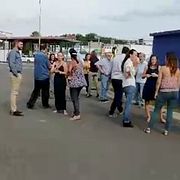 Människor samlas utomhus i huvudstaden Noumea efter larm om skalvet.