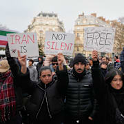 Folk demonstrerar mot den iranska regimen i Paris, Frankrike.
