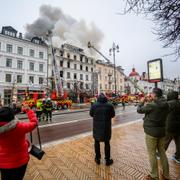 15 enheter arbetar för att bekämpa branden i centrala Helsingborg. 