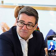 Andy Burnham pratar med folk på busstationen i Wolverhampton under sin sommarturné den 18 augusti 2026.