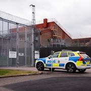 Polis utanför anstalten i Borås efter förra veckans rymning. 