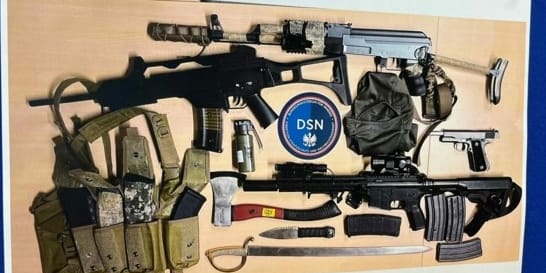 Några av de beslagtagna vapnen. Polisen i Wien