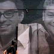 Väggmålning av två amerikaner som hålls i fångenskap utomlands. Till vänster Siamak Namazi, som suttit fängslad i Iran sedan 2015 och till höger Jose Angel Pereira som fängslades i Venezuela 2017. Patrick Semansky / AP