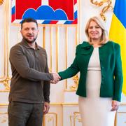 Slovakiens president Zuzana Caputova tog emot  Volodymyr Zelenskyy i Bratislava i juli i år. 