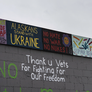 En mur i Alaska pyntad med politiska budskap inför mötet mellan Trump och Putin. 