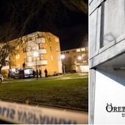 Polisens tekniker vid platsen för mordförsöket. Arkivbild på Örebro tingsrätt.