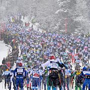 Starten av Vasaloppet 2026 i Berga by. 14 000 åkare till start.