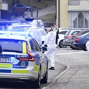 Mannen sköts i ett bostadsområde i Södertälje.