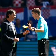 François Letexier samtalar med Kroatiens förbundskapten Zlatko Dalic under en gruppspelsmatch i EM.