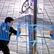 Daniel Moreno-Gama kastar en stol mot Open AI:s huvudkontor.