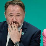 EU:s energikommissionär Dan Jørgensen (vid tidpunkten dansk klimatminister) till vänster, och Sydafrikas miljöminister Barbara Creecy under en pressträff vid FN:s klimatmöte COP28 i Dubai i december 2023.