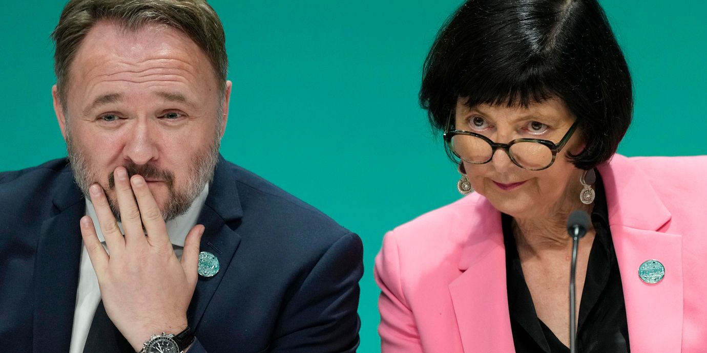 EU:s energikommissionär Dan Jørgensen (vid tidpunkten dansk klimatminister) till vänster, och Sydafrikas miljöminister Barbara Creecy under en pressträff vid FN:s klimatmöte COP28 i Dubai i december 2023.