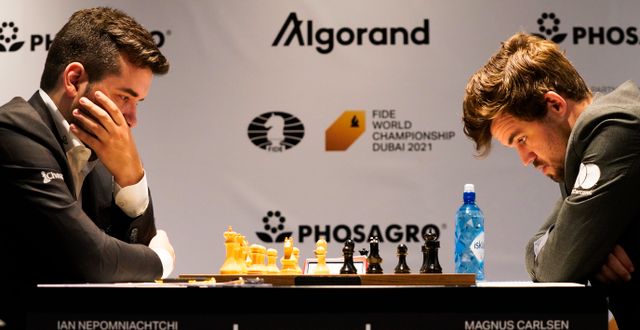 Jan Nepomnjasjtjij och Magnus Carlsen i fjolårets VM-match. Jon Gambrell / AP