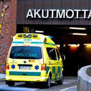  En ambulans kör in på akutmottagning. 