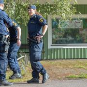 Polismän patrullerar medan tingsrätten går syn i den förskola utanför Kalmar där den 21-årige man som åtalats för ett stort antal sexövergrepp mot barn arbetade som praktikant.